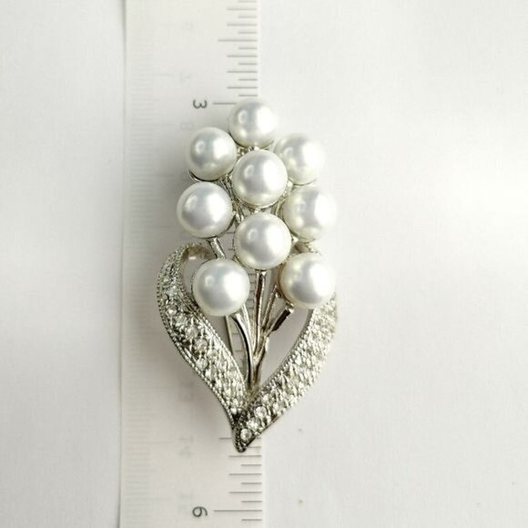 DELUXE White Pearl Crystal bouquet Brooch Pin in silver - Picture 3 of 7